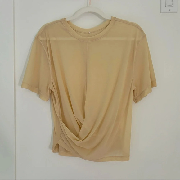 Lululemon  Lightweight Mesh Reversible Yoga T-Shirt
in Prosecco Size 8 / 10 - Picture 3 of 5